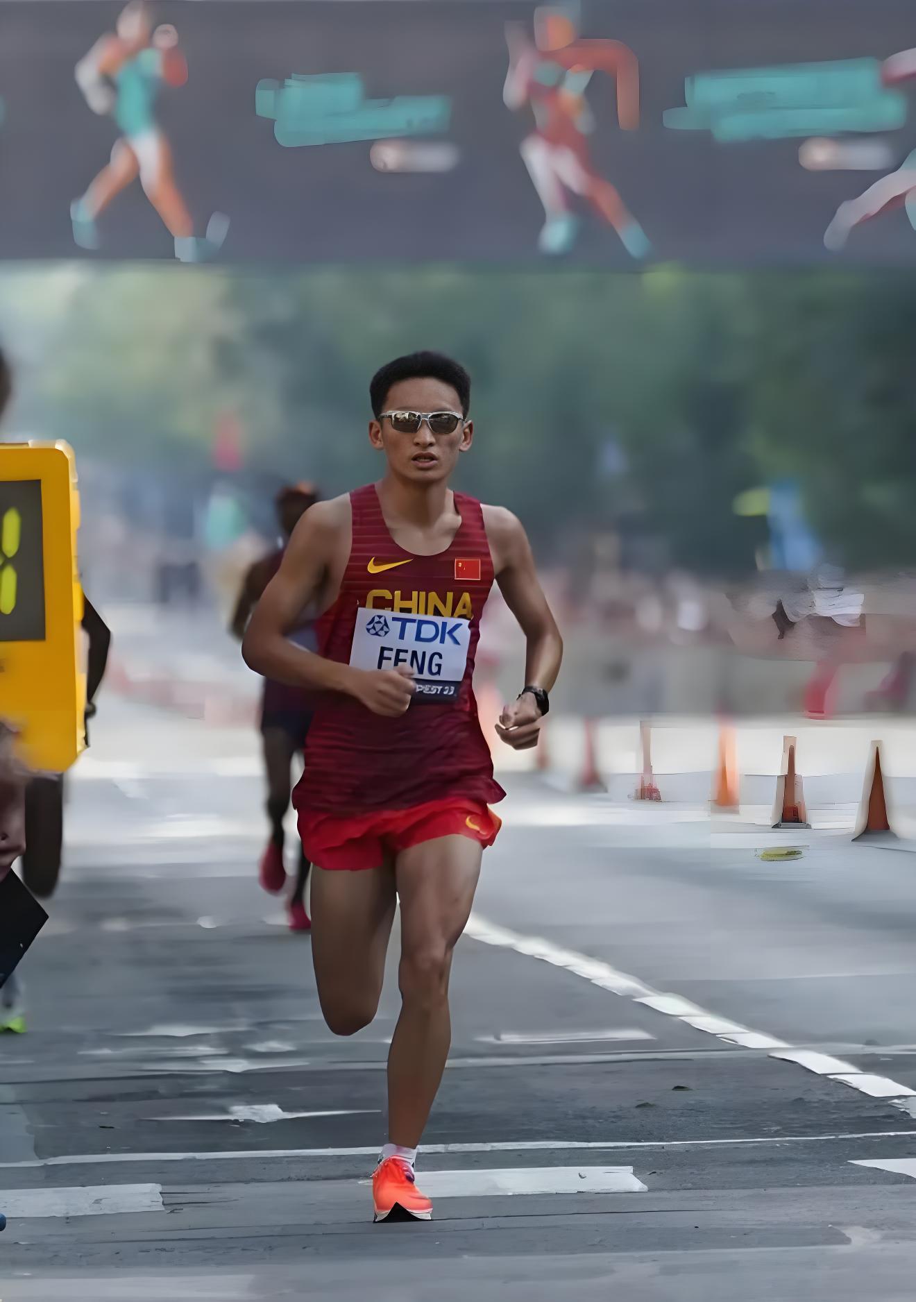 田径比赛选手速度飞快,一路领先 田径比赛选手速度飞快,一路领先