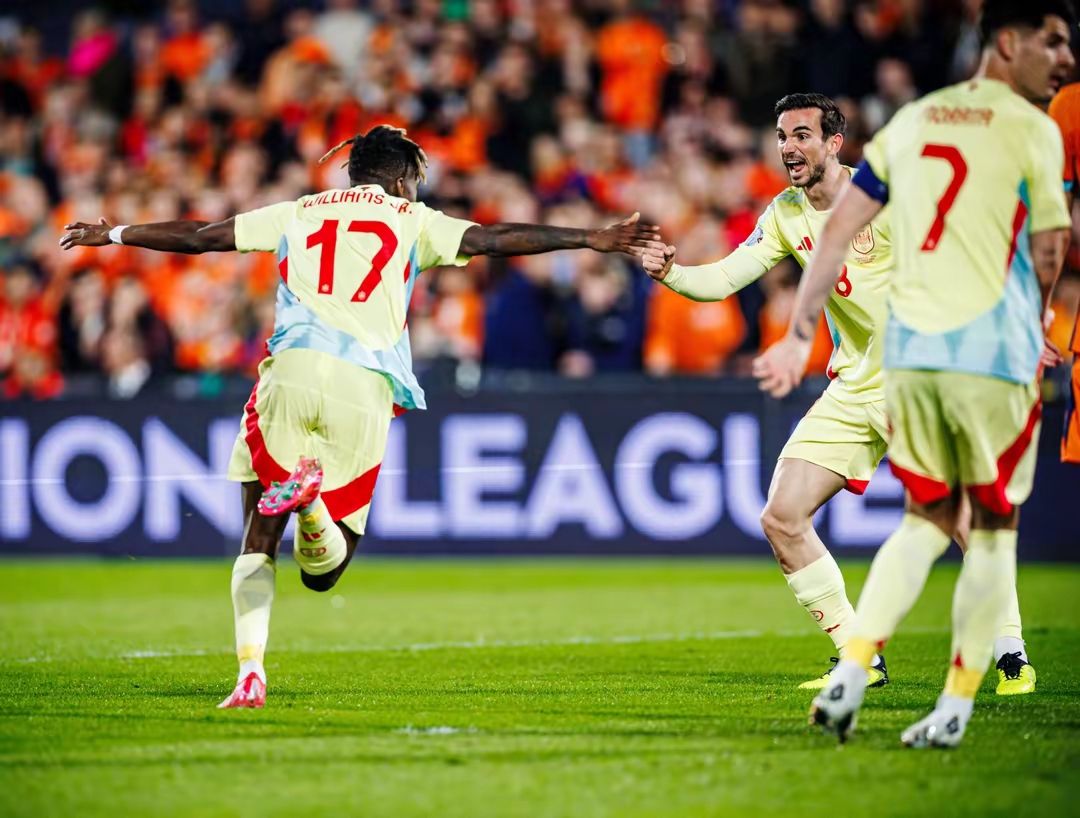 荷兰碾压乌拉圭，苏亚雷斯点燃赛场