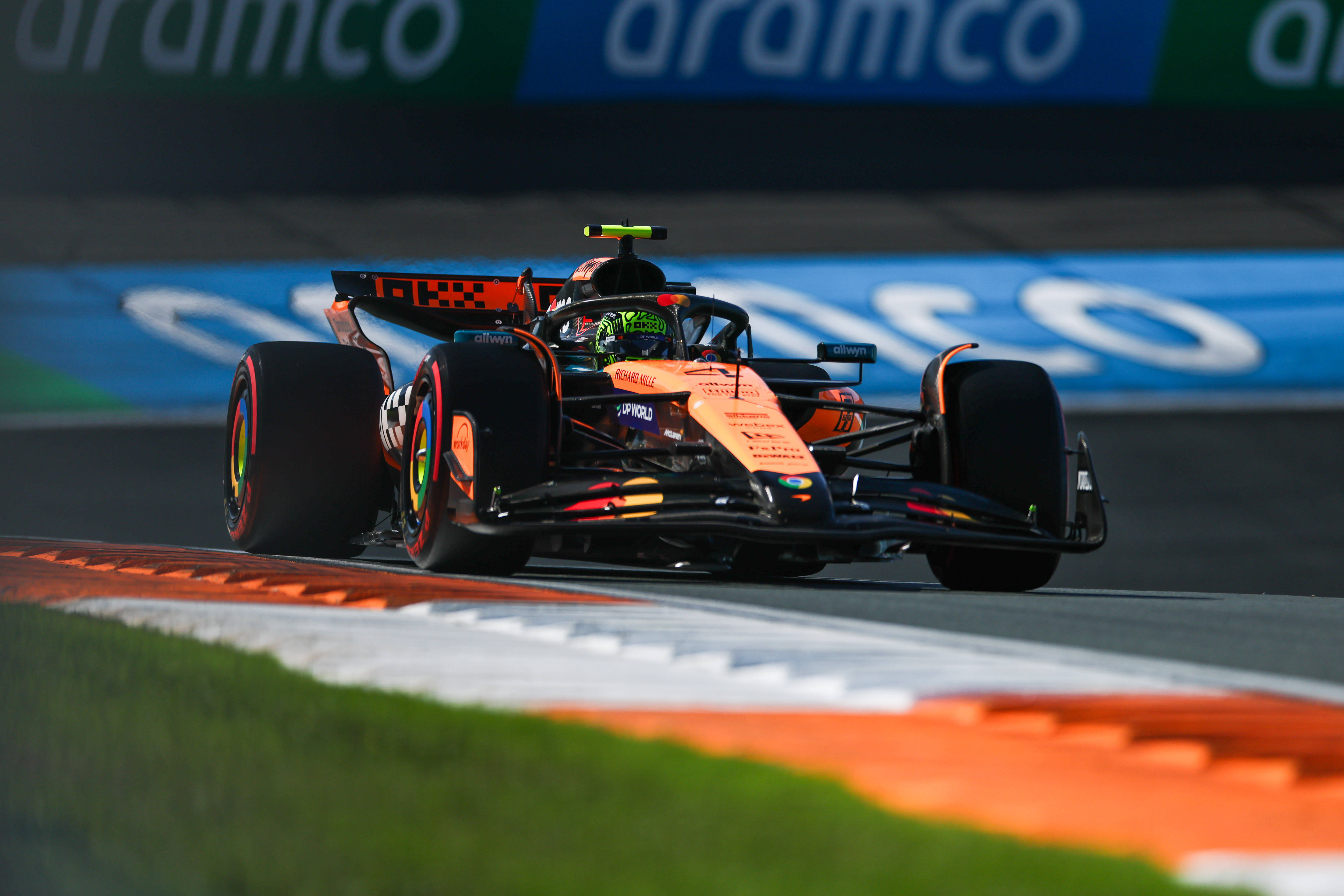 法拉利横扫迈凯伦,皮亚斯特里点燃赛场 法拉利横扫迈凯伦,皮亚斯特里点燃赛场