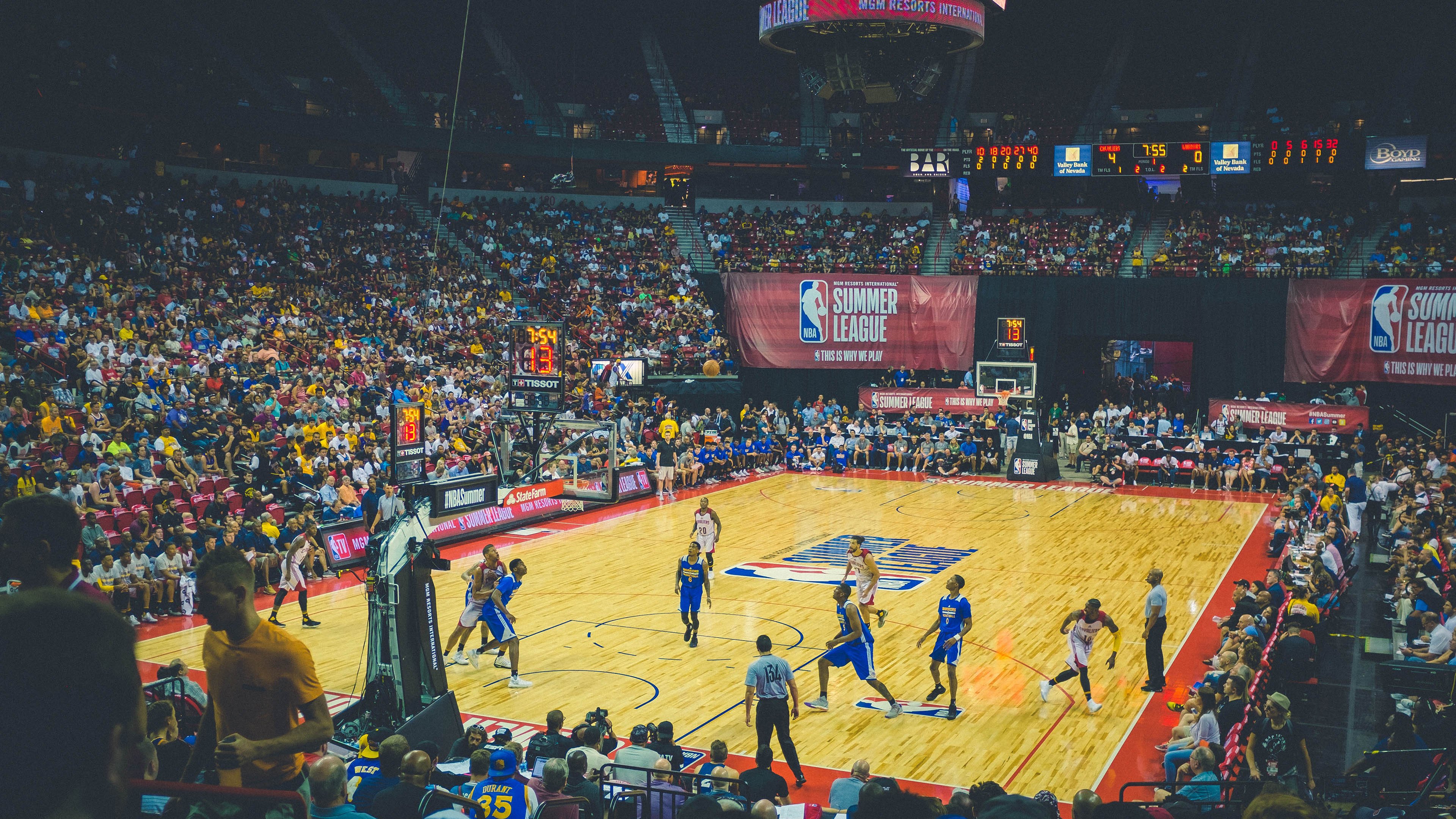 当雄鹿的生死战遇上德罗赞的封神时刻，篮球世界的双重奏鸣