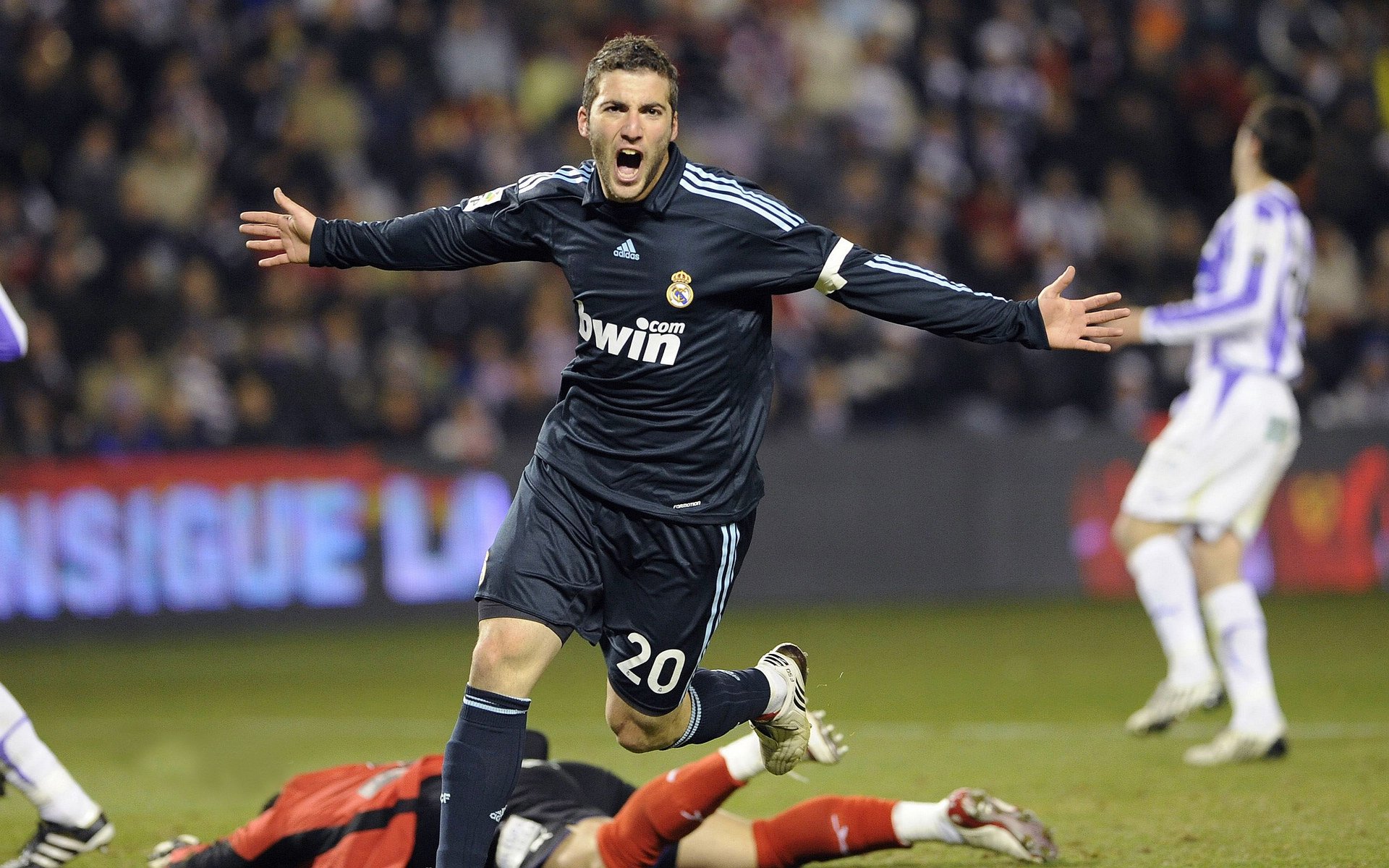 奥斯梅恩一锤定音，AC米兰跨过波兰铁骑的欧冠之夜